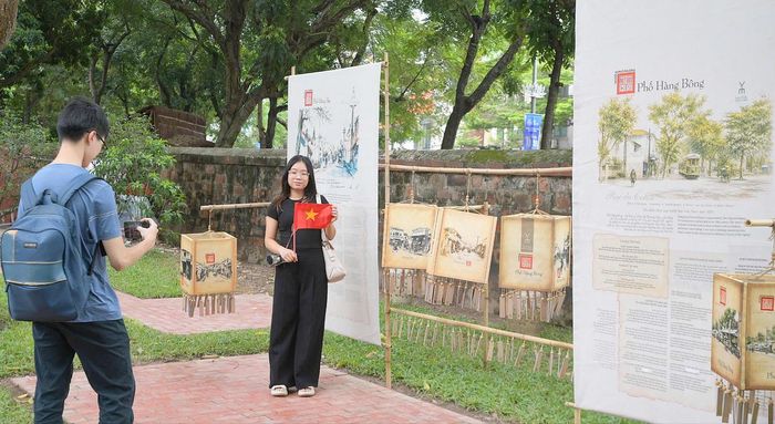 “Nét Kinh kỳ” hướng tới một cách tiếp cận di sản gần gũi với công chúng: từ nhìn ngắm, tìm hiểu đến trải nghiệm. Phố phường Hà Nội được giới thiệu không chỉ như một không gian địa lý hay một tập hợp những công trình kiến trúc, mà như một di sản văn hóa gắn bó sâu sắc với lịch sử đô thị, nghề nghiệp, hoạt động giao thương và đời sống tinh thần của người dân Thủ đô.