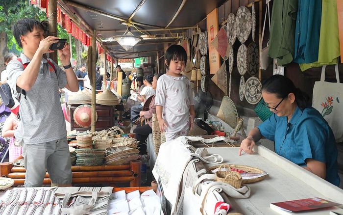 Công chúng có cơ hội quan sát, tìm hiểu và trực tiếp tương tác với các sản phẩm, kỹ thuật nghề của những làng nghề tiêu biểu.