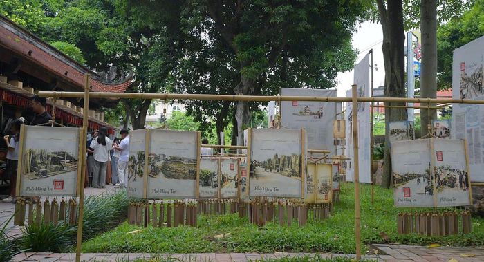 Trong không gian trưng bày “Nét Kinh kỳ”, những hình ảnh tưởng như đã lắng lại trong ký ức được giới thiệu trở lại qua các tác phẩm và tư liệu về 36 phố phường Hà Nội, tạo nên một lát cắt về diện mạo Kinh kỳ xưa.