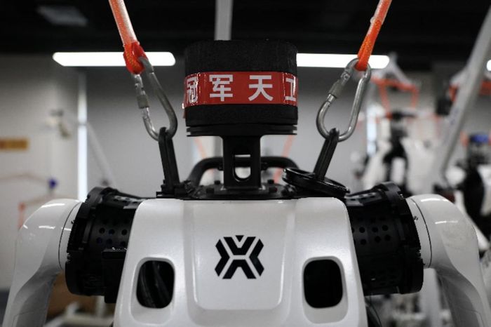 Các kỹ sư đang làm việc giữa các robot hình người Tiangong Omni trong khu vực nghiên cứu và thử nghiệm của Trung tâm Đổi mới Robot Hình người Bắc Kinh, còn được gọi là X-Humanoid, tại Bắc Kinh (Trung Quốc). Ảnh: Reuters.