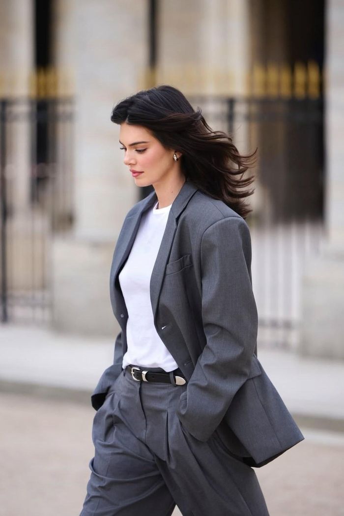Là gương mặt nổi bật của làng thời trang, Kendall Jenner thường được chú ý bởi phong cách sống thời thượng, tuy nhiên, gu thẩm mỹ của nữ người mẫu không chỉ thể hiện qua quần áo. Những cuốn sách cô lựa chọn cũng phần nào cho thấy mối quan tâm của cô với sức khỏe tinh thần, tình yêu, sự cô đơn và những cảm xúc rất đời thường. Xuất hiện trên trang bìa Vogue hồi tháng 3, Kendall Jenner chia sẻ danh sách những cuốn sách cô yêu thích. Trước đó, trong một cuộc phỏng vấn với tạp chí vào tháng 8/2024, cô nói: “Chăm sóc cơ thể và tâm trí là ưu tiên hàng đầu của tôi từ thời thơ ấu”. Ảnh: @kendalljenner/IG.