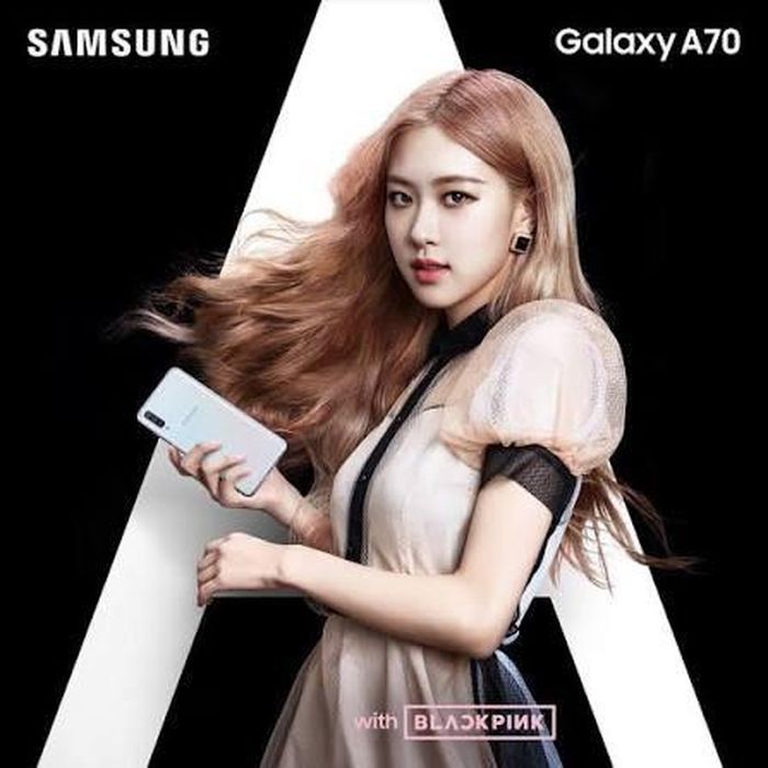  Rosé từng quảng bá cho điện thoại Galaxy của Samsung. 