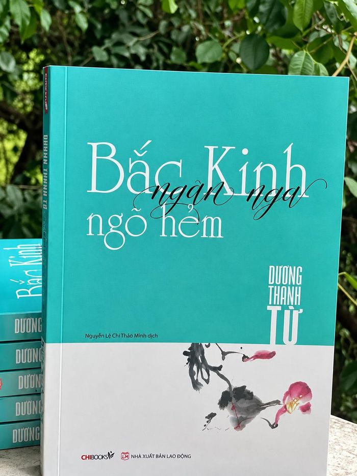 Bắc Kinh Ngân nga ngõ hẻm vừa ra mắt tại ngày 5/9, do Chibooks phối hợp NXB Lao Động ấn hành. Tác phẩm không đơn thuần là một tập thơ về cảnh vật, mà là chuyến dạo bước thật chậm vào chiều sâu tâm hồn của một thành phố. Ảnh: Chibooks.