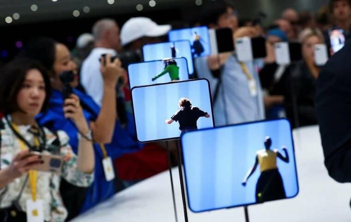  Các mẫu iPhone Duo màn hình gập mới được trưng bày tại sự kiện của Apple ở Nhà hát Steve Jobs, Cupertino, bang California (Mỹ) ngày 9/9. Đây là lần đầu Apple đưa thiết kế màn hình gập vào dòng iPhone, đánh dấu một trong những thay đổi đáng chú ý nhất về thiết kế của mẫu điện thoại chủ lực kể từ khi iPhone ra mắt năm 2007. Ảnh: Reuters. 