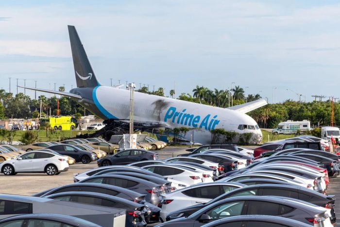  Máy bay chở hàng của Amazon Prime Air chúi đầu xuống đường sau khi lao quá đường băng tại sân bay quốc tế Miami, bang Florida (Mỹ) ngày 6/9. Vụ việc khiến 5 người dưới mặt đất thiệt mạng và 5 người khác bị thương, đồng thời gây chú ý về an toàn hàng không tại một trong những sân bay bận rộn nhất khu vực. Ảnh: Shutterstock. 