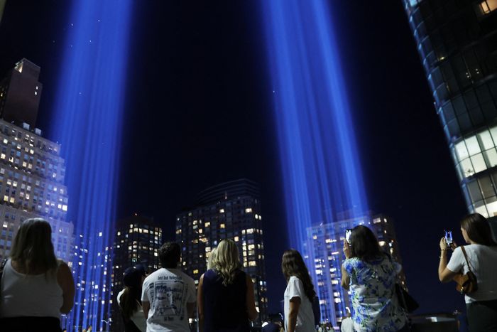  Công trình ánh sáng “Tribute in Light” rực sáng trên bầu trời Manhattan, New York (Mỹ) vào ngày 9/9 trước thềm 25 năm vụ khủng bố ngày 11/9/2001 nhằm vào Trung tâm Thương mại Thế giới. Hai luồng sáng xanh mô phỏng vị trí của tòa tháp đôi từng đứng, trở thành biểu tượng tưởng niệm các nạn nhân và những người đã thiệt mạng trong thảm kịch. Ảnh: Reuters. 