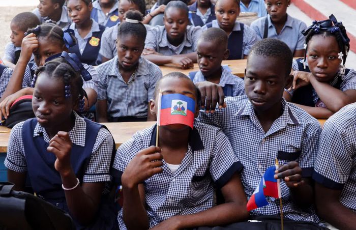  Những học sinh tại một trường học ở khu Delmas, thủ đô Port-au-Prince của Haiti ngày 7/9. Hình ảnh được ghi lại trong buổi lễ khai giảng năm học mới, diễn ra trong bối cảnh Haiti vẫn đối mặt với nhiều bất ổn khiến hoạt động giáo dục bị gián đoạn tại không ít khu vực. Ảnh: Reuters. 