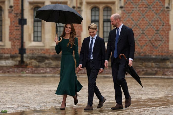 Thân vương William và Vương phi Catherine cùng con trai 13 tuổi, Hoàng tử George, đến trường Eton College ở Eton (Vương quốc Anh) trong ngày đầu tiên cậu bắt đầu học tại ngôi trường danh tiếng này, ngày 8/9. George là con cả của William và Catherine, đồng thời đứng thứ hai trong danh sách kế vị ngai vàng Anh sau cha. Ảnh: Reuters. 