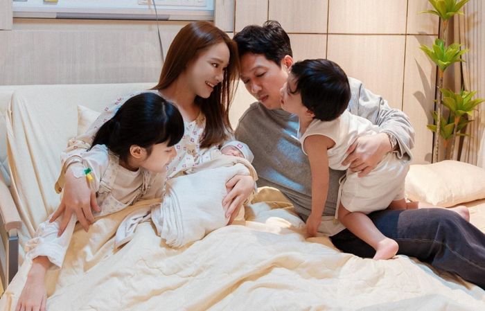  Vợ chồng Trường Giang có hôn nhân viên mãn bên 3 con. Ảnh: FBNV. 