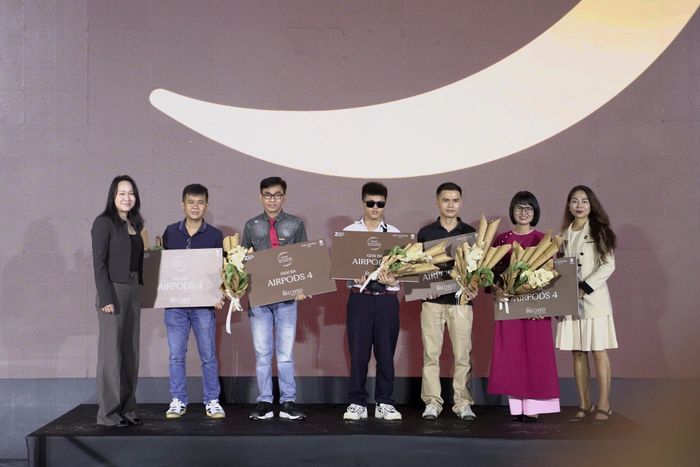 Mở đầu phần trao giải, những đoạn trích từ các tác phẩm nổi bật được trình chiếu trên màn hình LED, các tác giả đoạt giải lần lượt được xướng tên. Giải Nhất thuộc về Nhật Đông, với phần thưởng là một MacBook Pro. Ba giải Nhì được trao cho Hoàng Bảo, Bảo Huyền và Cao Viết Khoa, mỗi tác giả nhận một iPhone 17 Pro. Sáu giải Ba thuộc về Kim Quyên, Phạm Thị Ngọc, Lộc Trần, Trần Trung Đức, Huỳnh Ngọc Huy Tùng và Nguyễn Xuân Kiệt, với phần thưởng AirPods 4. Ngoài ra, 90 tác giả khác nhận giải Khuyến khích cùng bộ quà tặng từ Masterise Group.