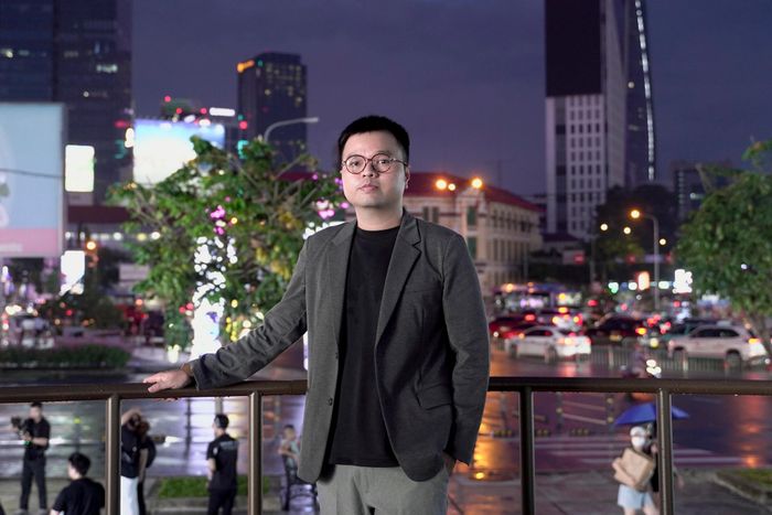 Vượt qua hơn 1.000 tác phẩm, Chúng tôi nhìn nhau lớn của Nhật Đông giành giải Nhất. Tác giả cho rằng sức hấp dẫn của TP.HCM nằm ở khả năng kết nối những con người đến từ nhiều vùng miền. “Sức mạnh lớn nhất của thành phố này chính là tính kết nối”, Nhật Đông chia sẻ. Anh kỳ vọng những câu chuyện từ cuộc thi sẽ tiếp tục lan tỏa hình ảnh một TP.HCM hiện đại nhưng vẫn giữ được sự cởi mở và bao dung.