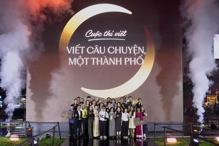 Tối 12/9, trong không gian của Công viên 23/9 (TP.HCM), Lễ trao giải cuộc thi Viết câu chuyện, một Thành phố, do Tạp chí điện tử Tri Thức phối hợp cùng One Central Saigon tổ chức, đã diễn ra trong bầu không khí ngập tràn cảm xúc.