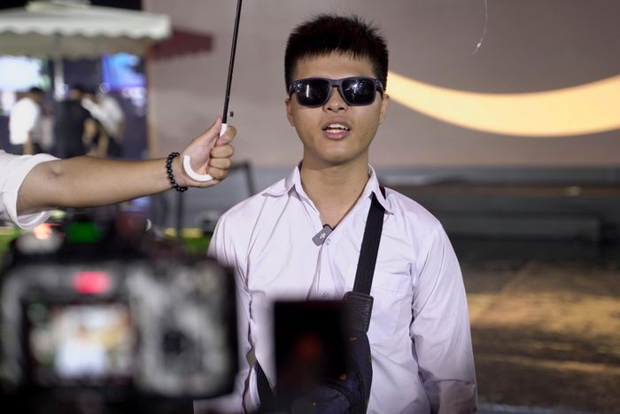 Một trong những phần chia sẻ xúc động đến từ Trần Trung Đức, tác giả khiếm thị đoạt giải Ba. Đức cho biết điều khiến anh yêu thành phố này nhất chính là tình người. Do mắc bệnh về mắt từ khi mới sinh, trong 9 năm đầu đời, anh nhiều lần nhận được sự giúp đỡ của những người xa lạ. Đức cũng nhớ đến các sơ đã nuôi dạy mình, cô thợ cắt tóc chưa từng lấy tiền, những tô phở miễn phí hay những người sẵn sàng dắt anh qua đường mỗi khi đi xe buýt. “Đó là tình yêu mà Sài Gòn luôn dành cho tôi”, Đức chia sẻ trong tiếng vỗ tay của khán giả.