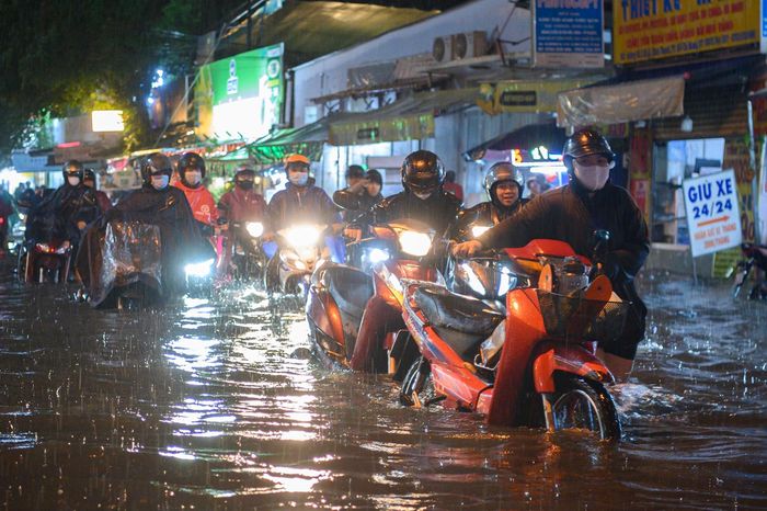  Trận mưa ngày 10/9 khiến một số tuyến đường phường Bình Thạnh, An Khánh ngập sâu. Ảnh: Hoài Bảo. 