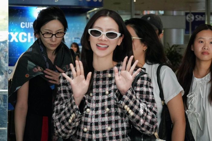 Trước đó, tại sân bay, Baifern xuất hiện với áo khoác tweed họa tiết caro đen - trắng điểm chỉ hồng, hàng cúc ngọc trai và kính râm gọng trắng dáng oval. Nữ diễn viên để tóc dài thẳng tự nhiên, trang điểm nhẹ, giữ tổng thể gọn gàng và thanh lịch. Khi vừa có mặt, cô được nhiều người hâm mộ chờ đón, tặng quà và bánh sinh nhật kèm lời chúc.