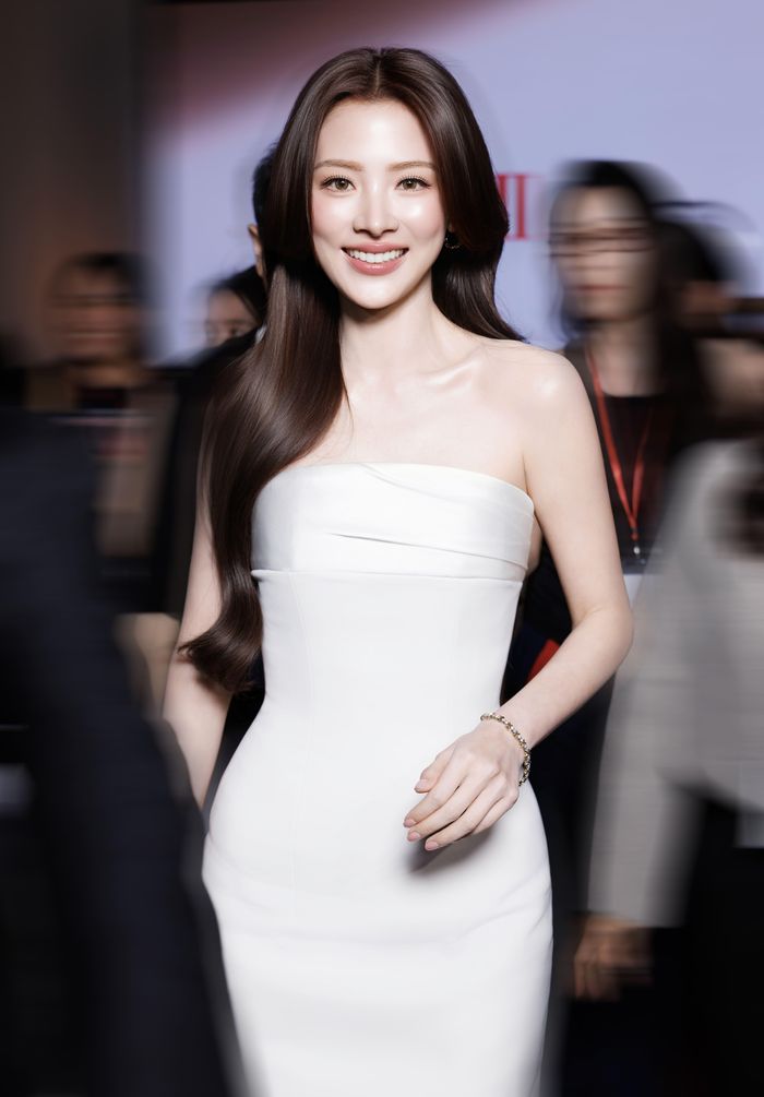 Baifern để tóc dài rẽ ngôi giữa, tạo độ phồng nhẹ và uốn lơi ở phần đuôi. Phần trang điểm cũng theo hướng tự nhiên với lớp nền mỏng có độ bóng nhẹ, má hồng đào, mắt tông nâu và son hồng nude. Cách xử lý trang phục, tóc và trang điểm tương đối đồng nhất, hướng đến hình ảnh thanh lịch, nhẹ nhàng.