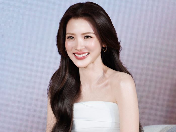 Khi được hỏi về ẩm thực, cô cho biết yêu thích nem nướng và đặc biệt ấn tượng với cà phê Việt Nam. Nữ diễn viên nói những trải nghiệm đời thường này là một trong những điều khiến cô có thiện cảm trong những lần đến Việt Nam.