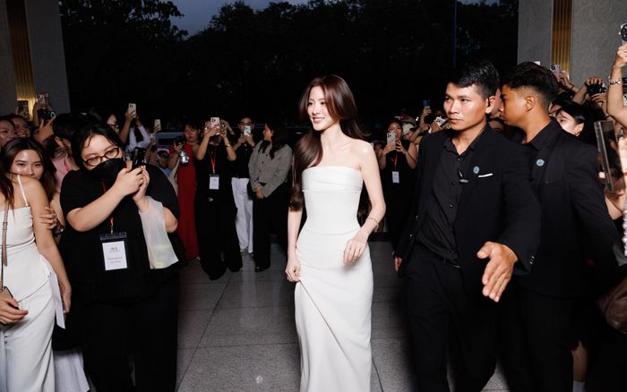 Baifern Pimchanok vừa trở lại TP.HCM và có buổi gặp gỡ, trò chuyện với truyền thông Việt Nam. Nữ diễn viên cho biết cô vui khi có dịp quay lại Việt Nam, đồng thời bày tỏ sự trân trọng trước tình cảm mà khán giả trong nước dành cho mình. Baifern là gương mặt quen thuộc với công chúng Việt qua nhiều bộ phim Thái Lan, trong đó vai Nira của Chiếc lá cuốn bay từng giúp tên tuổi cô được biết đến rộng rãi.