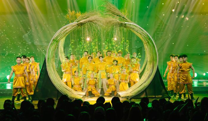 Tiết mục Trên đất mình được dàn dựng công phu. 
