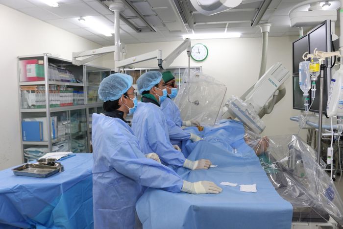 Các bác sĩ Bệnh viện Chợ Rẫy can thiệp tim mạch cho bệnh nhân. Ảnh: BVCC.