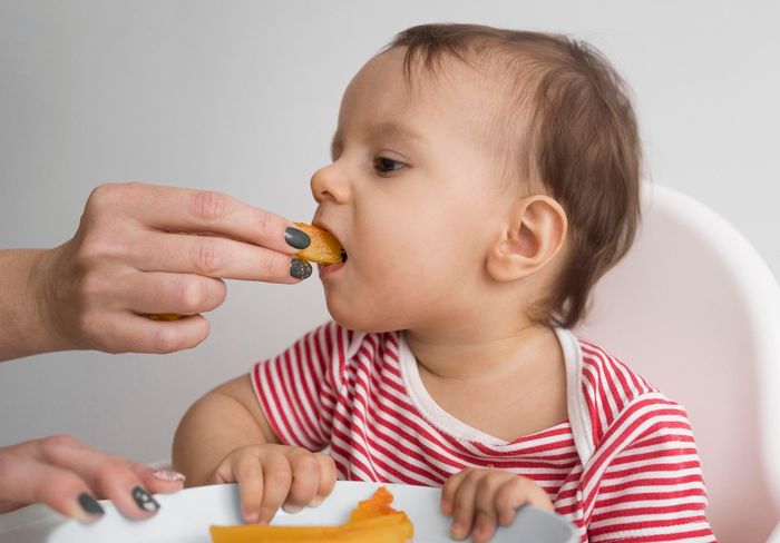  Được quảng cáo với nhiều lợi ích dinh dưỡng, bánh ăn dặm ngày càng phổ biến. Ảnh: Magnific. 