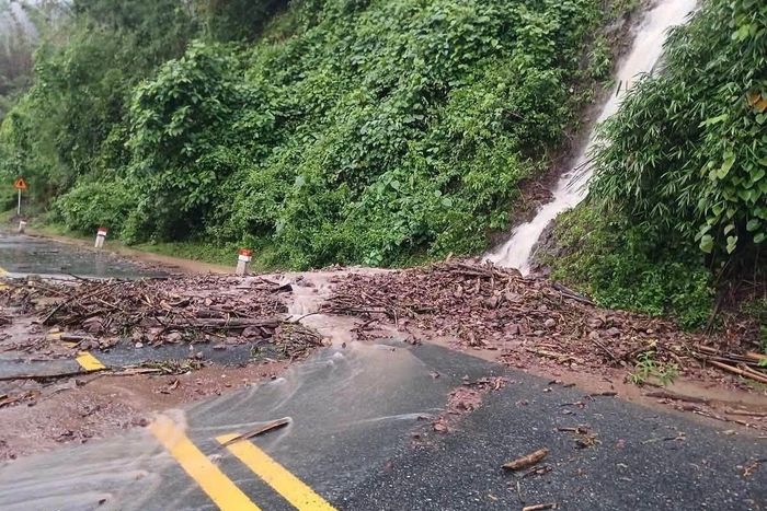 Văn phòng thường trực Ban Chỉ huy phòng thủ dân sự tỉnh Quảng Trị cho biết giao thông tại một số xã miền núi phía Tây Nam bị chia cắt do mưa lớn, sạt lở. Ảnh chụp km số 31 (xã Tà Rụt, địa phận Húc Nghì cũ) sáng 13/9. Ảnh: Quảng Trị 24h. 