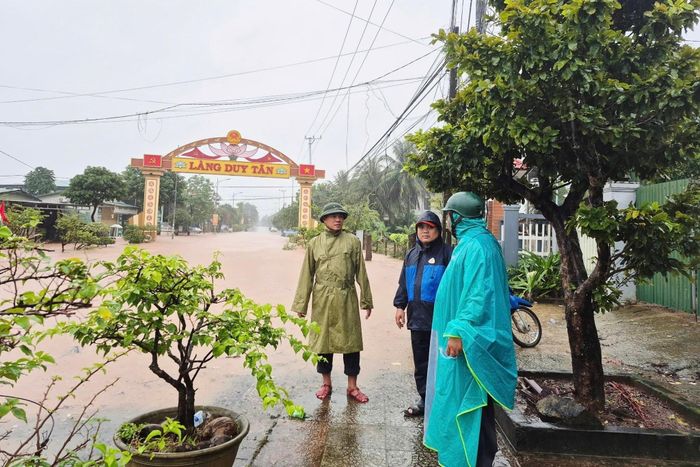  Tại xã Lao Bảo, từ đêm 12/9 đến sáng 13/9, địa phương có mưa to đến rất to, lượng mưa phổ biến 80-120 mm. Theo báo cáo nhanh của Ban Chỉ huy Phòng thủ dân sự xã, lực lượng chức năng đã sơ tán 142 hộ với 455 nhân khẩu đến nơi an toàn. Đến 10h ngày 13/9, địa phương chưa ghi nhận thiệt hại về người. Chính quyền xã cho biết tiếp tục hỗ trợ người dân di chuyển khỏi khu vực nguy hiểm, đưa tài sản đến nơi cao ráo. Ảnh: Trang thông tin xã Lao Bảo. 