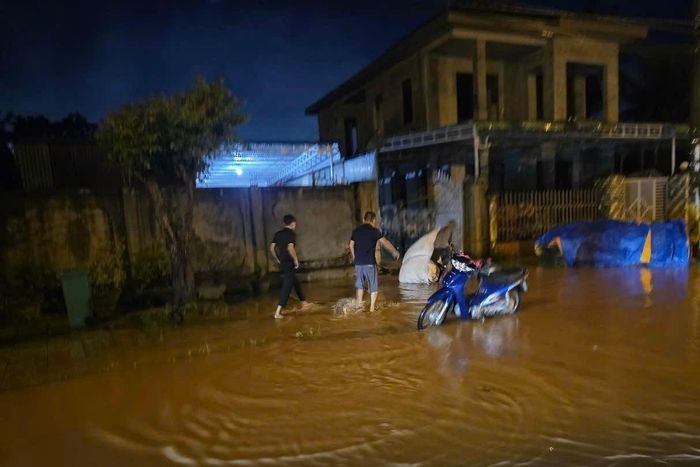  Trước đó, vào khoảng 3h ngày 13/9, mực nước sông Sê Pôn lên cao và nhanh, làm nước tràn vào nhà một số hộ dân tại thôn Triệu Phước, Tân Phước, Vĩnh Đông và các khu vực thấp trũng gần sông. Tổ phòng chống thiên tai của các thôn và Ban Chỉ huy Phòng thủ dân sự xã có mặt trong đêm, hỗ trợ người dân di chuyển đồ đạc, sơ tán khỏi khu vực nguy hiểm. Ảnh: Trang thông tin xã Lao Bảo. 
