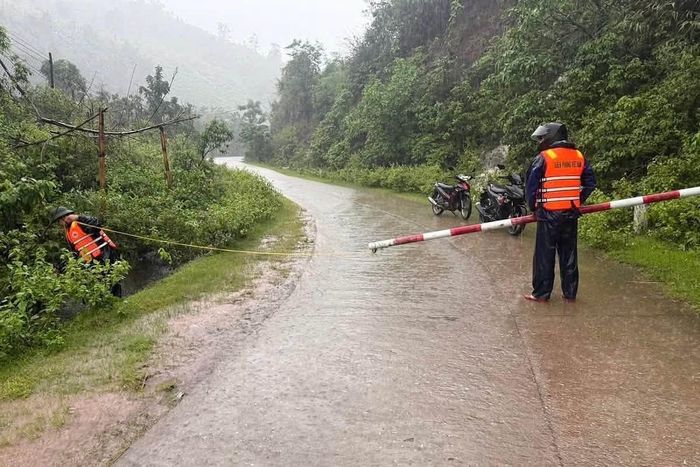  Lực lượng biên phòng có mặt, kịp thời dựng rào chắn, cảnh báo người dân tại khu vực sạt lở. Theo Đài Khí tượng thủy văn Quảng Trị, từ sáng 13/9 đến sáng 15/9, tỉnh tiếp tục có mưa to đến rất to và dông, lượng mưa phổ biến 130-280 mm, có nơi trên 400 mm. Một số nơi có thể xuất hiện mưa với cường suất trên 100 mm trong 3 giờ. Các khu vực Lệ Thủy, Vĩnh Linh, Cồn Tiên, Gio Linh, Cửa Việt, Đông Hà, Cam Lộ, Quảng Trị, Hải Lăng, Khe Sanh và Đakrông được dự báo có lượng mưa 150-280 mm, có nơi trên 400 mm. Ảnh: Quảng Trị 24h. 