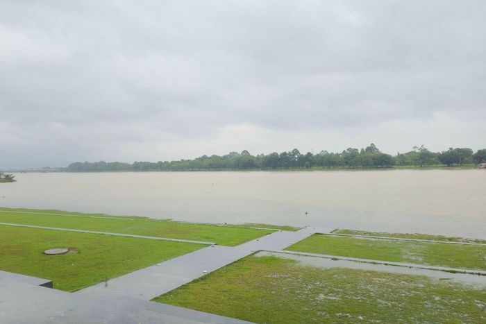  Tại khu vực bờ sông Hương, đoạn sân khấu ngoài trời lát gỗ lim trước bia Quốc Học, mực nước sông dâng cao, áp sát khu vực đường dạo ven sông. Đây là khu vực sân khấu ngoài trời kết hợp đường dạo được xây dựng bên bờ sông Hương, trước Trường Quốc Học Huế. Mưa lớn cũng gây sạt lở tại một số tuyến đường ở Huế, trong đó có quốc lộ 49 và đường Hồ Chí Minh. Ảnh: Huế hôm nay. 
