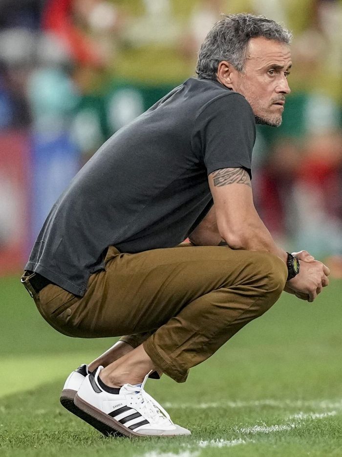  Adidas Samba được Luis Enrique phối cùng áo polo và quần slim fit. Ảnh: Federico Gambarini/Reuters.