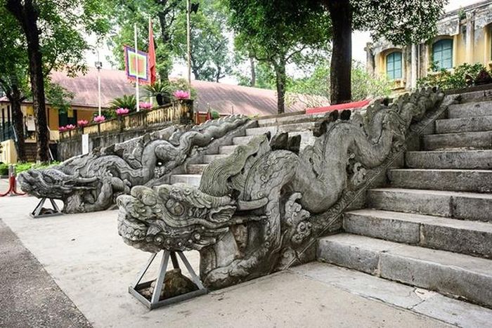 Rồng đá bậc thềm di tích điện Kính Thiên. Ảnh: Báo điện tử Chính phủ 