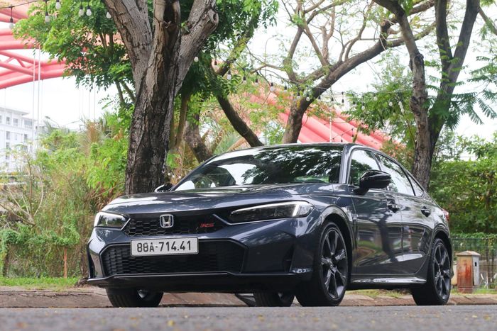  Toyota Alphard HEV (17 xe) và Honda Civic e:HEV RS (6 xe) là những cái tên xếp cuối bảng thống kê doanh số xe hybrid tại Việt Nam trong tháng 8. Toyota Alphard hiện chỉ còn phiên bản HEV với giá 4,415 tỷ đồng, còn Honda Civic e:HEV RS đang được bán với giá 999 triệu đồng. Ảnh: Toyota, Phúc Hậu. 