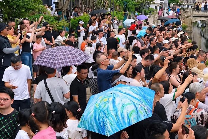 Du khách lại đổ dồn đến nhà ông Chen ở Thiệu Hưng sau khi ông treo lại giàn bầu. Ảnh: The Paper.