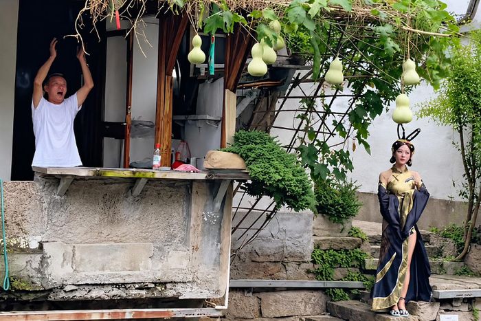 Có du khách hóa trang thành "xà tinh" để check-in ăn theo cơn sốt giàn bầu tại nhà ông Chen. Ảnh: @shuhongwei22.
