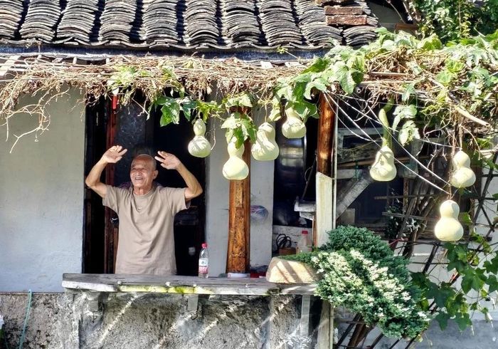 Ông Chen đang vẫy tay chào du khách từ ban công nhà. Ảnh: VCG.
