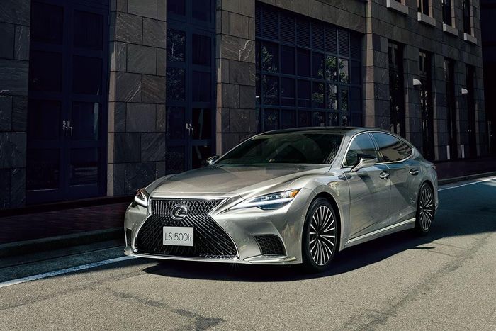 Dù đã dừng phân phối tại nhiều thị trường, Lexus LS vẫn được nâng cấp nhiều chi tiết vận hành nhằm mang đến một trải nghiệm tối ưu cho người dùng. Mẫu sedan cỡ lớn này có giá từ 93.000 USD đến 118.600 USD tại Nhật Bản.
