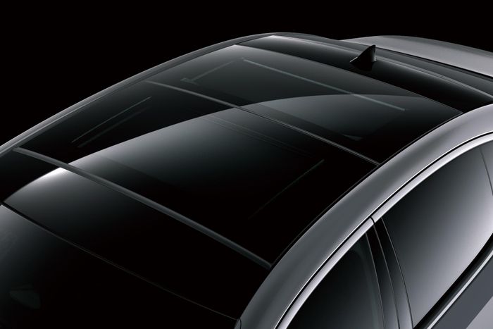 Lexus vừa bổ sung cửa sổ trời toàn cảnh chỉnh điện Panorama cho toàn bộ các phiên bản, thay thế cho cửa sổ trời tiêu chuẩn (moonroof) vốn chỉ dành riêng cho hàng ghế trước.