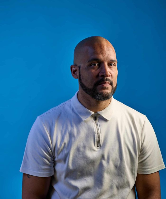 Clarke Carlisle trở thành tài xế của Amazon sau khi rời sân cỏ. Ảnh: David Levene/The Guardian.