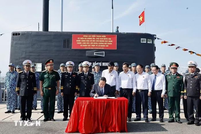  Chủ tịch Quốc hội Trần Thanh Mẫn viết sổ Lưu niệm về truyền thống Lữ đoàn 189. 