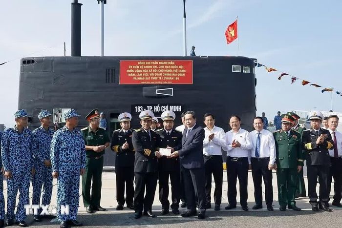  Chủ tịch Quốc hội Trần Thanh Mẫn chủ tịch tặng quà cho thủy thủ Quân chủng Hải quân, Lữ đoàn tàu ngầm 189. 