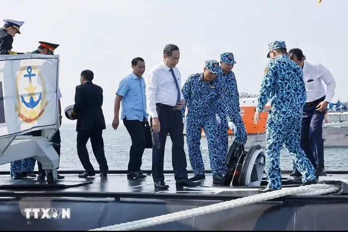  Chủ tịch Quốc hội Trần Thanh Mẫn cùng đại biểu thăm tàu ngầm. 