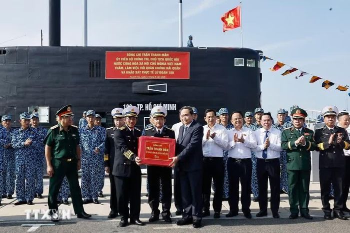  Chủ tịch Quốc hội Trần Thanh Mẫn chủ tịch tặng quà cho thủy thủ Quân chủng Hải quân, Lữ đoàn tàu ngầm 189. 