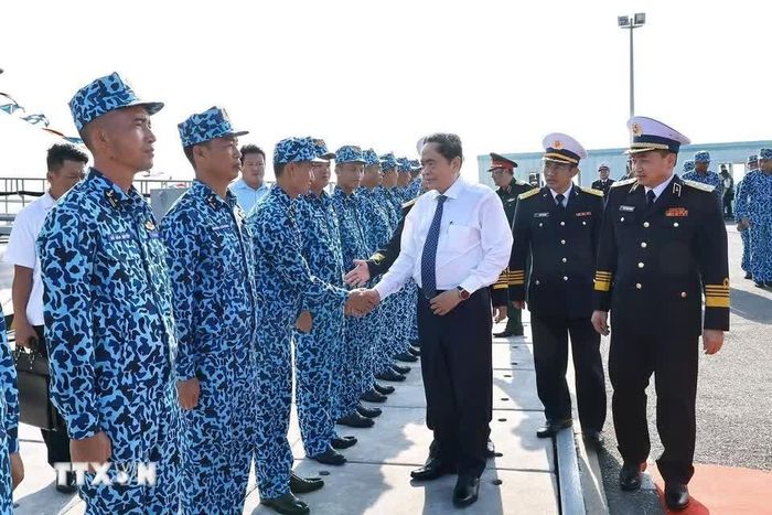  Chủ tịch Quốc hội Trần Thanh Mẫn với chiến sĩ, thủy thủ Lữ đoàn Tàu ngầm 189. 