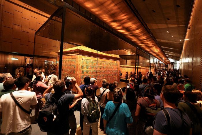 Du khách đổ xô tham quan Đại bảo tàng Grand Egyptian. Ảnh: Reuters.