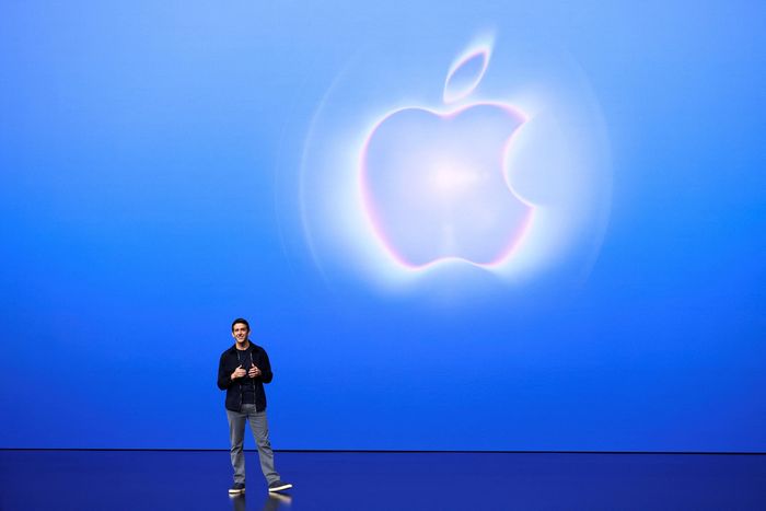  Tân CEO của Apple, John Ternus, phát biểu trên sân khấu tại sự kiện ra mắt sản phẩm mới do Apple tổ chức ở Nhà hát Steve Jobs trong khuôn viên trụ sở chính tại Cupertino, California (Mỹ) ngày 9/9. Ảnh: Reuters. 