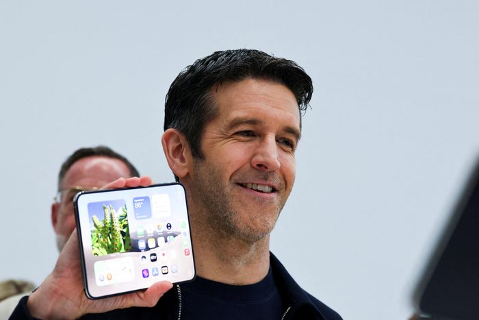  Khi John Ternus khép lại màn giới thiệu iPhone 18, AirPods và Apple Watch bằng câu “còn một điều nữa (One more thing)” đặc trưng của Steve Jobs. Ảnh: Reuters. 