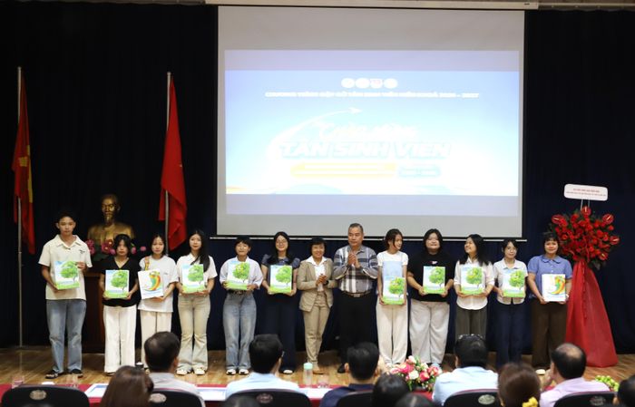  Các đơn vị xuất bản, phát hành trao tặng 160 phần quà cho tân sinh viên trong buổi gặp mặt đầu năm. 