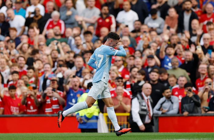 Foden khiến Man City phải chơi thiếu người từ sớm.