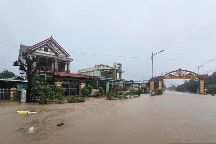 Nhiều khu vực ở xã Lao Bảo (Quảng Trị) ngập sâu, học sinh có khả năng phải nghỉ học. Ảnh: Báo và phát thanh, truyền hình Quảng Trị.